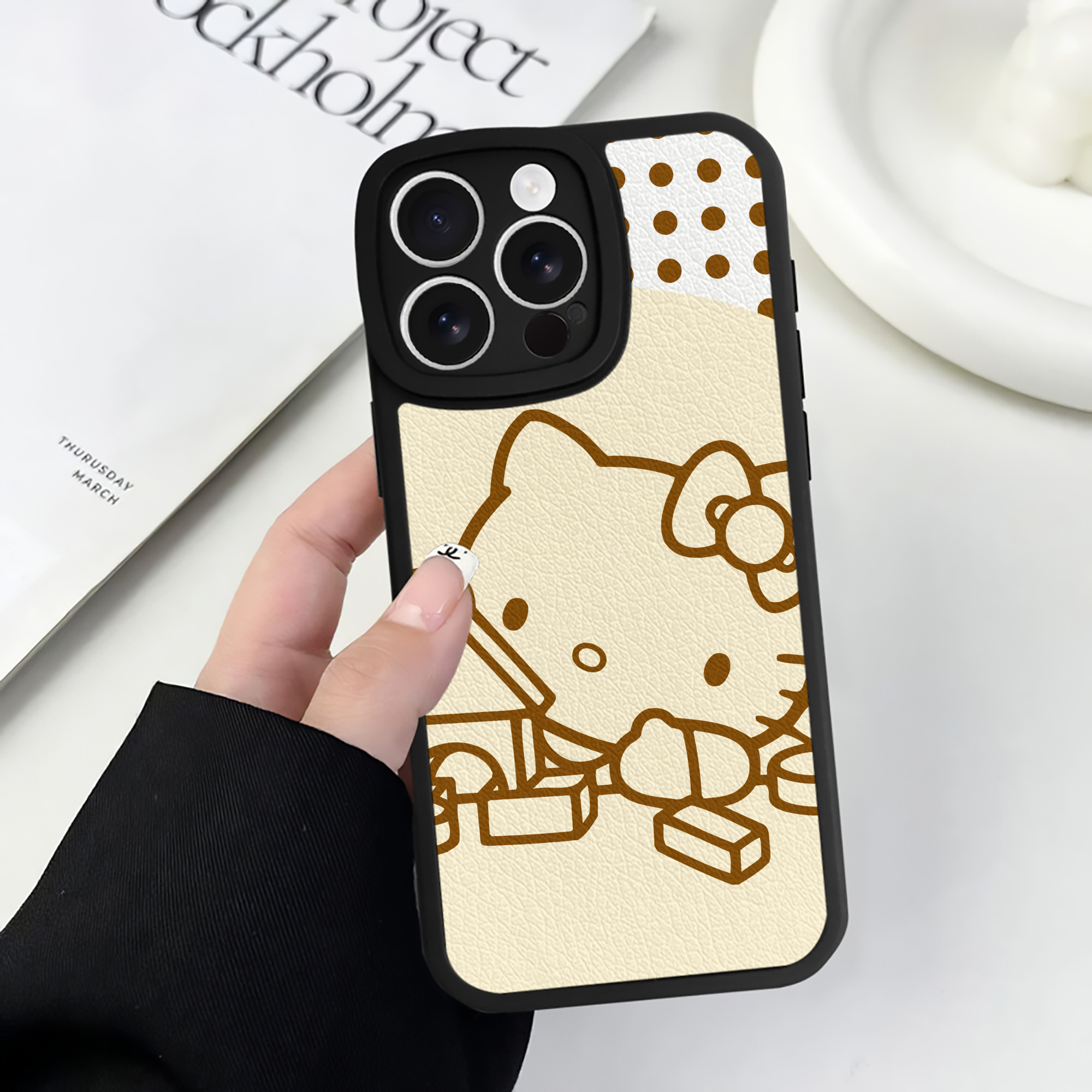 （画像用） Hello Kitty ハローキティ 【iPhone 16シリーズ対応】シリコンスマホケース（レザー調） 材質：シリコン
